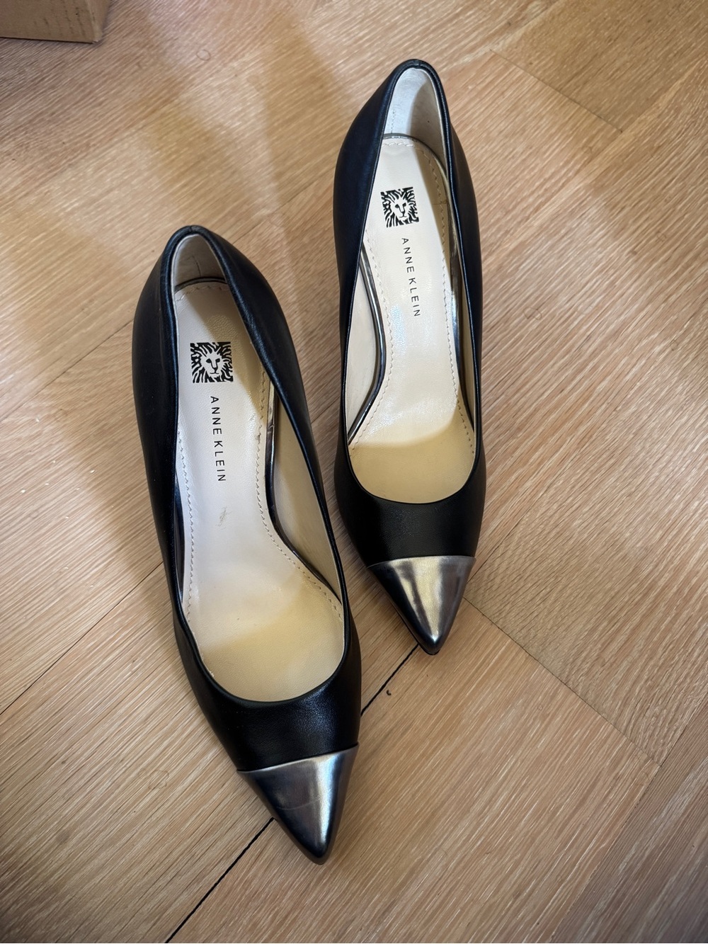 Anne Klein Black Pumps with Silver Metallic Pointed Toe